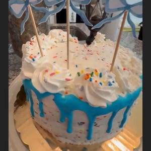 Le sexe rose et bleu layette révèle des décorations pour cupcakes avec un nœud, un gâteau d'anniversaire pour baby shower, une décoration pour cupcakes des jumeaux