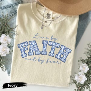 Camiseta de fe cristiana, camiseta estilo chinoiserie, camiseta de colores cómodos, ropa religiosa de Jesús, regalo de Toile de Jouy, vive por fe, no por miedo
