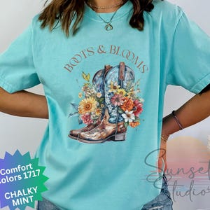 T-shirt med vintage-motiv från Cowboy Boots & Blooms, vildblomma, cowgirl-t-shirt, västerländsk blommig t-shirt, lantlig lada-t-shirt, rustik rodeo-tröja bild 1