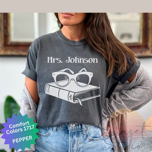 Kundenspezifisches Lesebuch-Liebhaber-Hemd, Bookish Leser-T-Shirt, personalisiertes Lehrer-Hemd, Comfort Colors® T-Shirt, Buch-T-Shirt, Bibliothekar-Hemden
