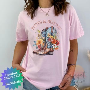 T-shirt med vintage-motiv från Cowboy Boots & Blooms, vildblomma, cowgirl-t-shirt, västerländsk blommig t-shirt, lantlig lada-t-shirt, rustik rodeo-tröja bild 4