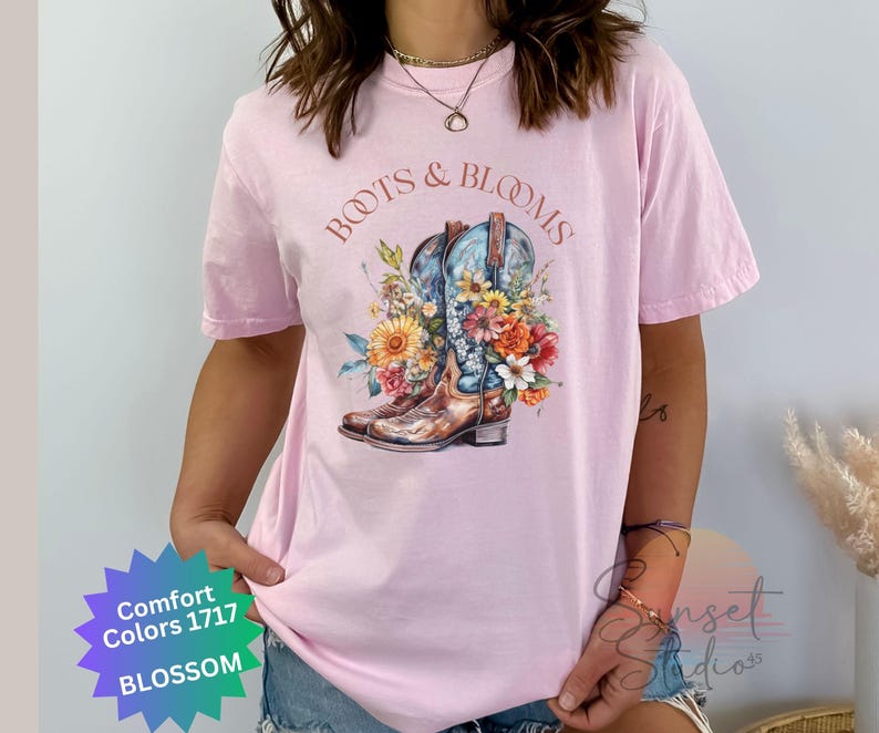 T-shirt med vintage-motiv från Cowboy Boots & Blooms, vildblomma, cowgirl-t-shirt, västerländsk blommig t-shirt, lantlig lada-t-shirt, rustik rodeo-tröja bild 4