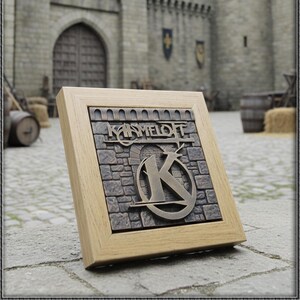 Peut inclure: Plaque encadrée avec le mot "KAMELOT" et un "K" stylisé en métal couleur bronze. Le fond présente un motif de mur en pierre. Le cadre est en bois clair. La plaque est exposée à l'extérieur.