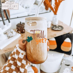 Is it Fall Yet 16oz Glastasse Trendy Herbstgeschenk, Pumpkin Spice Eiskaffeetasse, Trendy Era Geschenke, Herbst Geburtstage, Thanksgiving Tasse