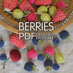 Pode incluir: Uma coleção de bagas de crochê feitas à mão, incluindo morangos, mirtilos e framboesas, são dispostas em uma cesta de vime e sobre uma superfície de cor clara. A imagem inclui o texto "BERRIES PDF CROCHET PATTERN".