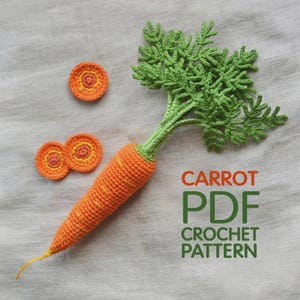 Könnte beinhalten: Eine gehäkelte Karotte mit grünen Blättern und zwei Karottenscheiben. Die Karotte ist orange mit gelben Akzenten, und die Blätter sind grün. Der Text "CARROT PDF CROCHET PATTERN" ist in Orange und Grün dargestellt.