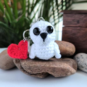 Robbi || kleine gehäkelte Robbe | handgefertigt | Anhänger | Schlüsselanhänger | Taschenbaumler | Geschenk | Glücksbringer | Taschendeko