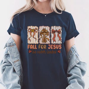 Camiseta cristiana de otoño para mujer, diseño &quot;Enamórate de Jesús, Él nunca te abandona&quot;, bonito atuendo otoñal basado en la fe, camiseta religiosa de la temporada de calabazas.