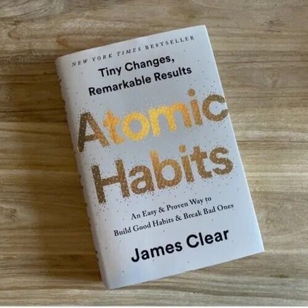 Hábitos atómicos: una forma fácil y comprobada de desarrollar buenos hábitos y eliminar los malos Por James Clear