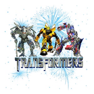 Puede incluir: Una ilustración gráfica de tres robots Transformers, Optimus Prime, Bumblebee y Megatron, de pie frente a un fondo de fuegos artificiales azul y blanco. El texto "TRANSFORMERS" está escrito en letras plateadas debajo de los robots.
