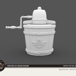 Könnte beinhalten: Eine weiße, vintage-mäßige Handkurbel-Eismaschine mit einem Holzfass und einem Kurbelgriff. Das Fass hat ein Etikett mit der Aufschrift "ICE CREAM".