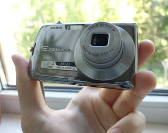 Casio Exilim Silver EX-Z2 12.1MP digital compact camera WORKing FULL SET