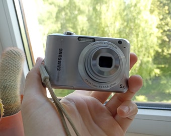 Samsung Silver ES30 12.1MP digital compact camera WORKing FULL SET