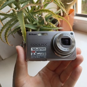 Nikon Coolpix S550 Silver 10.0MP Digital Compact Camera