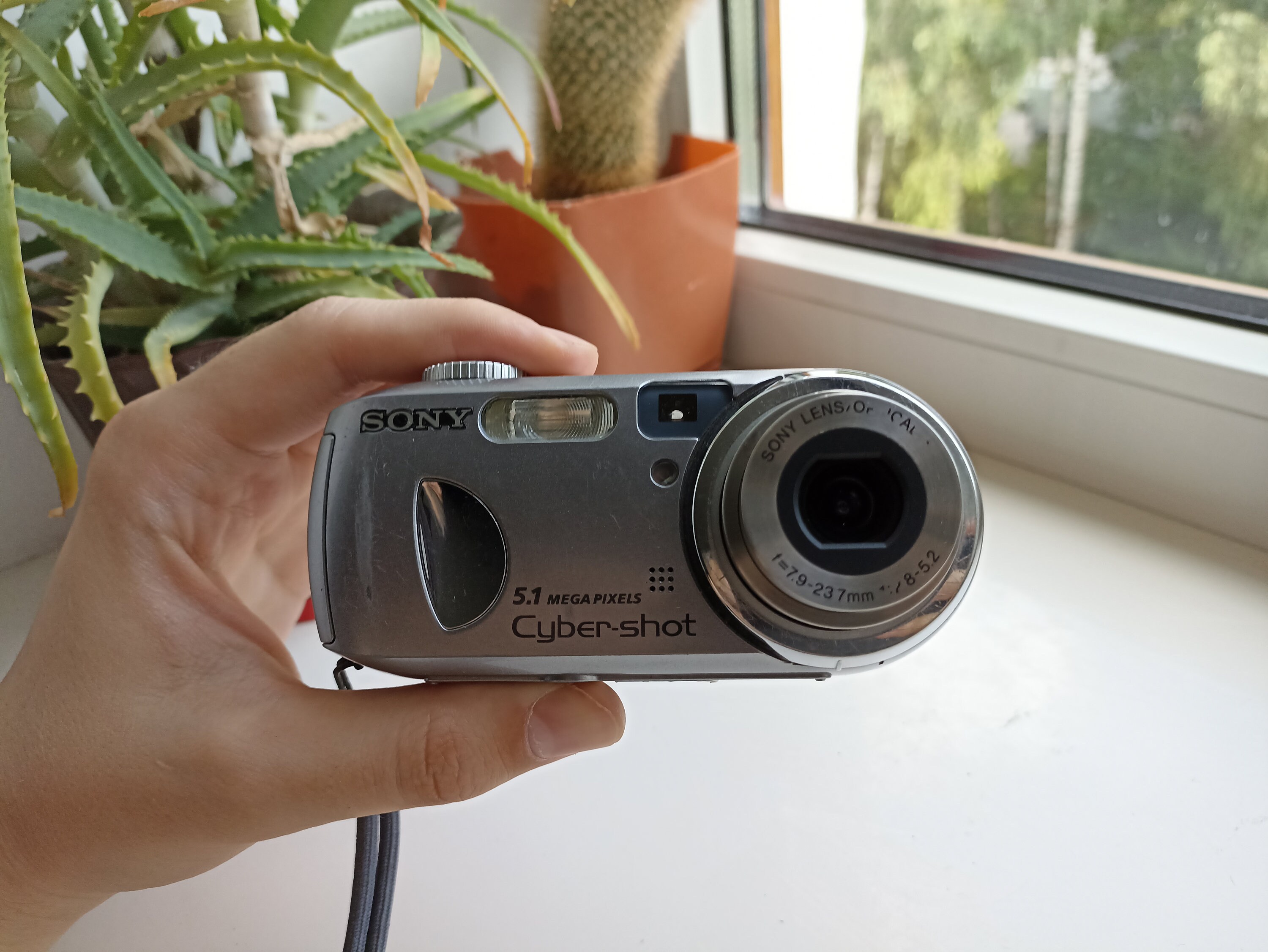 Sony Cyber-shot DSC-P93 Silver 5.1MP Digital Compact Camera