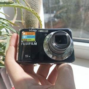 FUJIFILM FINEPIX AX300 Black 14MP digital compact camera WORKing CHEAP Box