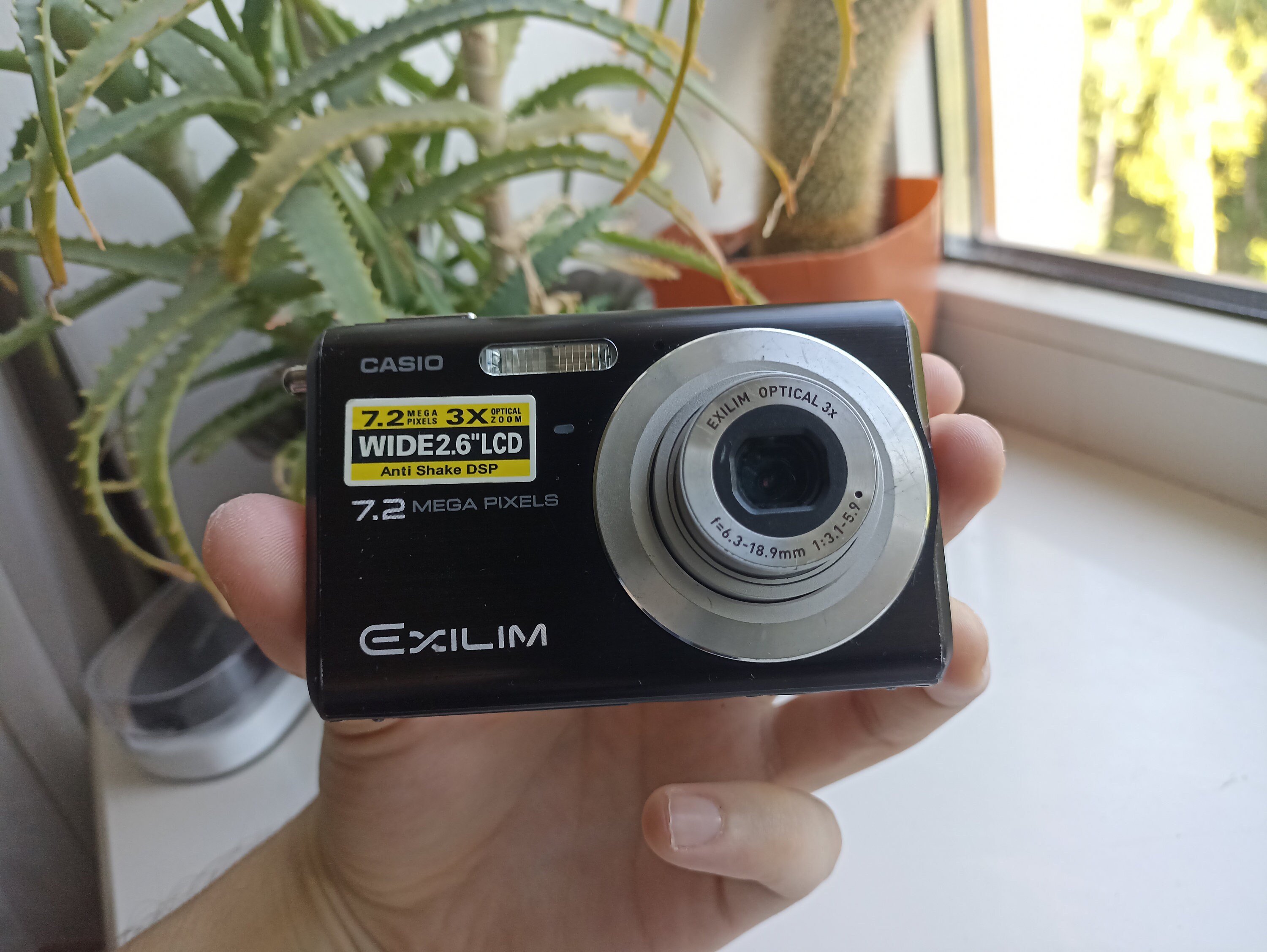 Casio Exilim EX-Z70 Black 7.2MP digital compact camera