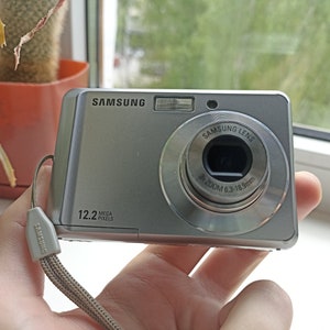 Samsung ES17 silver 12.2MP digital compact camera WORKing BOX CHEAP