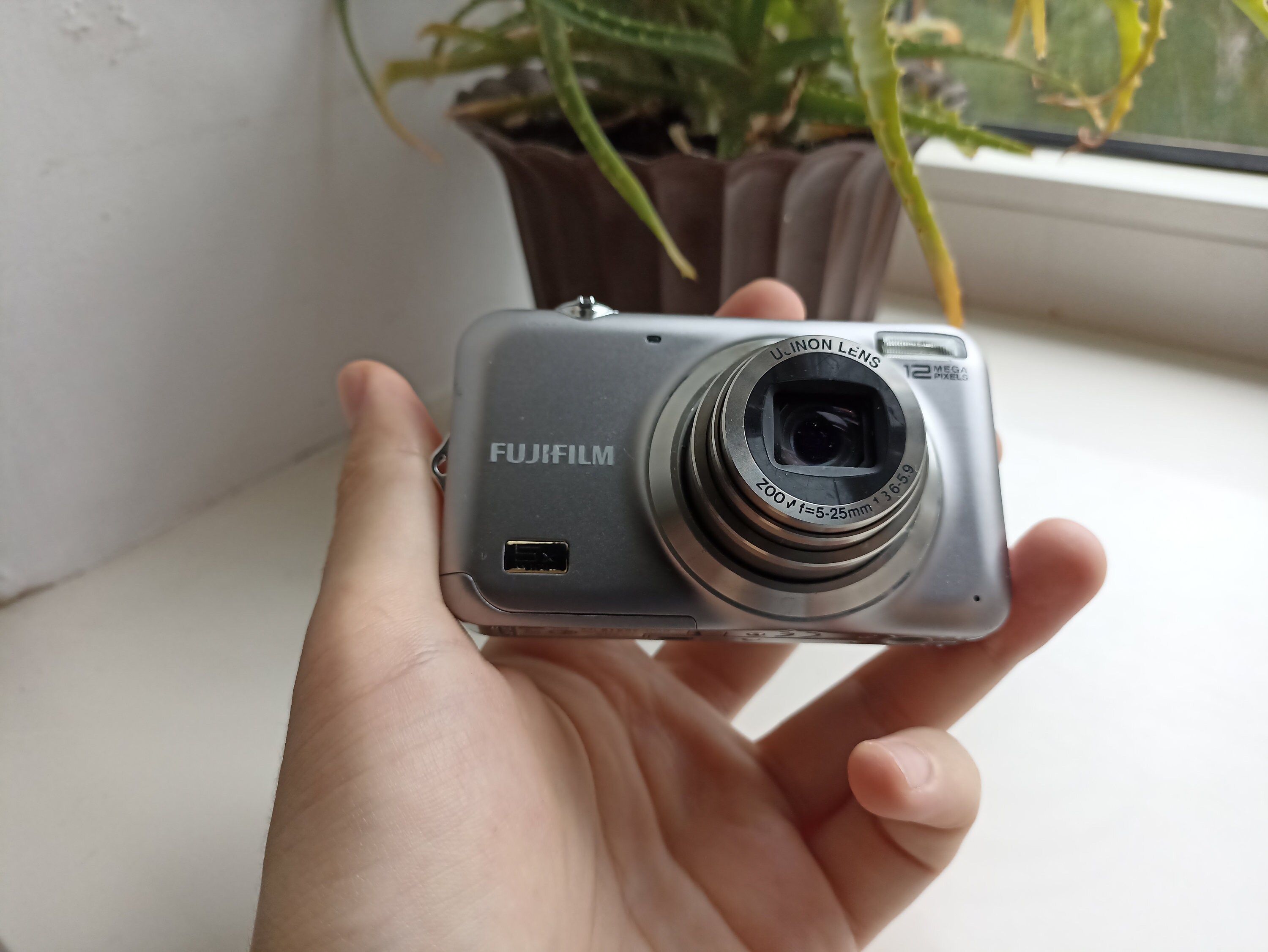 FUJIFILM FinePix JX200 (良品） Fuji Fujifilm FinePix JX200 12MP Digital Point & Shoot