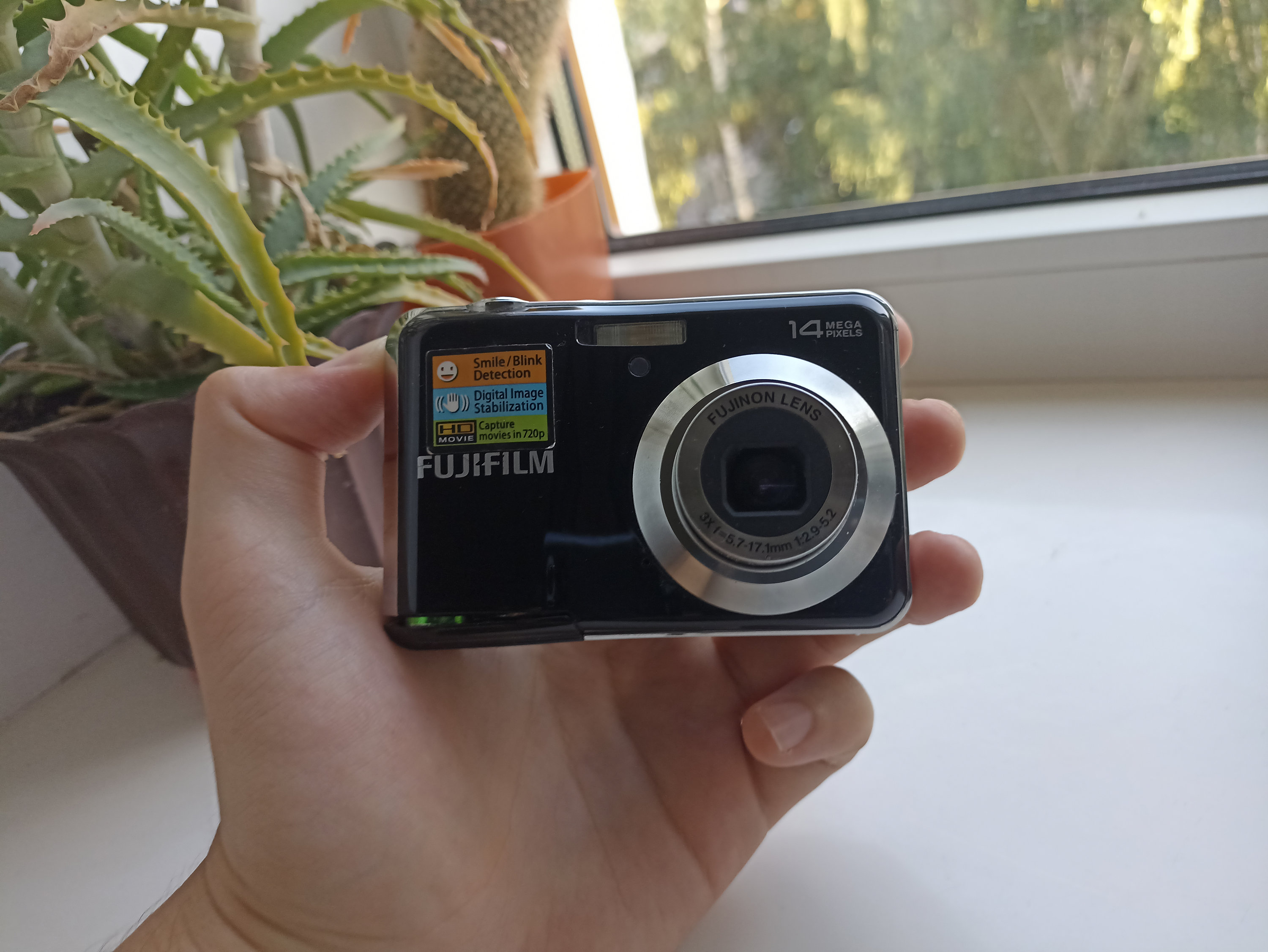 Fujifilm Finepix AV200 Black 14.0MP Digital Compact Camera