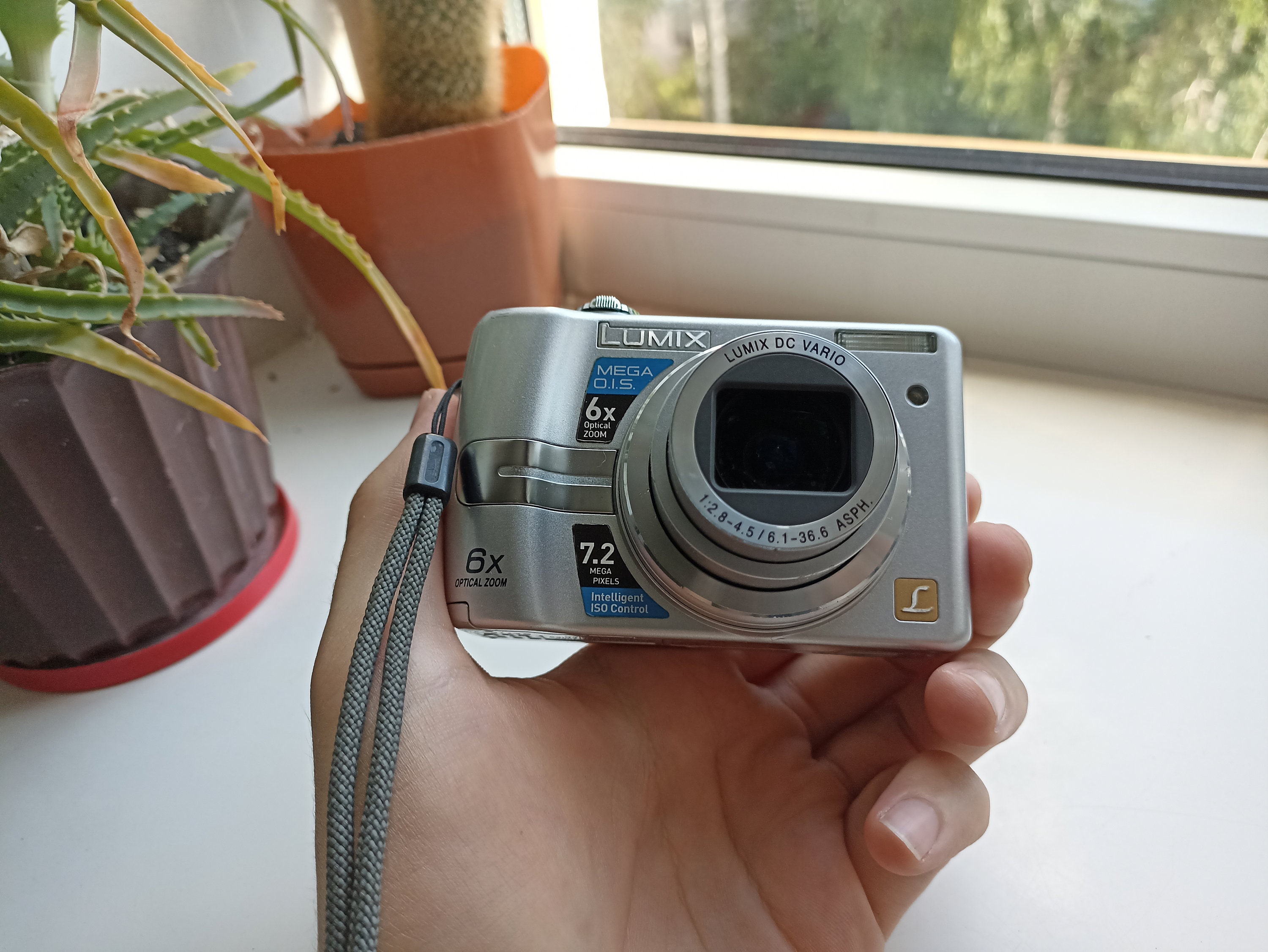 パナソニック LUMIX DMC-LZ7 パナソニック LUMIX DMC-LX7 価格比較