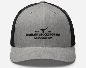 Może przedstawiać: Szara i czarna czapka trucker z napisem "EST. 1884 MONTANA STOCKGROWERS ASSOCIATION" i czarną sylwetką głowy byka.