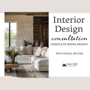 Puede incluir: Anuncio de consulta de diseño de interiores. La imagen muestra un salón con un sofá seccional blanco, una mesa de centro de madera y cojines decorativos. El texto dice "Interior Design consultation COMPLETE ROOM DESIGN WITH VIRTUAL MEETING".