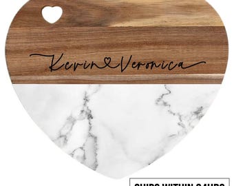 Personalisierte herzförmige Brett mit Namen, Holz und Marmor Charcuterie, individuelle Gravur, Küchendekoration