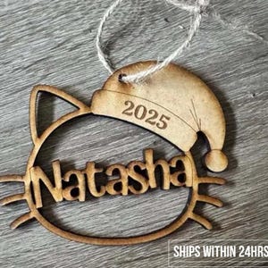 パーソナライズされたペットオーナメント | ネームタグ、サンタハット、ラスティックタグ付きのカスタム木製装飾