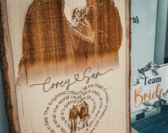 Individuell gravierte Texte und Foto auf Live Edge Holz, personalisierte Wandkunst, handgefertigtes Geschenk