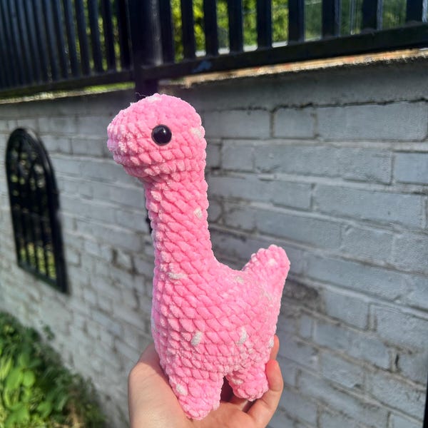 Roze aardbei dino knuffel | Amigurmi | Gehaakte knuffel