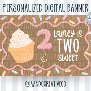 Puede incluir: Banner digital personalizado con una ilustración de cupcake y el texto "Lainey tiene DOS años, es dulce." El banner mide 91 cm x 152 cm y presenta un fondo marrón con chispas rosas y pastel.