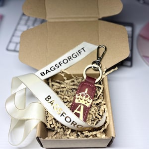Porte-clés initial en cuir personnalisé - Cadeau monogramme personnalisé dans une boîte et un ruban - Anniversaire, cadeau de mariage