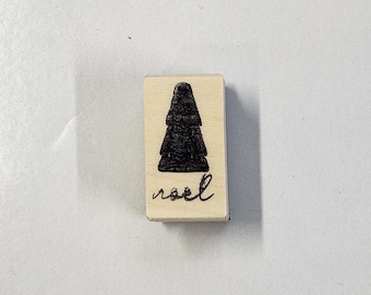以下が含まれることがあります： クリスマスツリーの黒いシルエットと、その下に「noel」と書かれた木製のスタンプです。