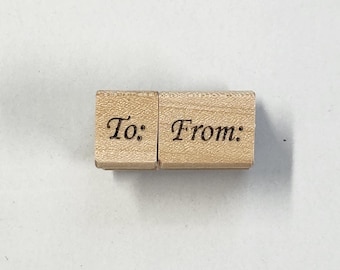 Pode incluir: Dois carimbos de madeira, um com a palavra "To:" e o outro com a palavra "From:".