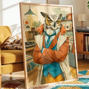 Può includere: Una stampa artistica incorniciata raffigurante un gufo antropomorfo vestito con un trench beige, un gilet blu e una cravatta blu. Il gufo è in piedi con le braccia incrociate in una stanza piena di dischi in vinile, un giradischi e scaffali.
