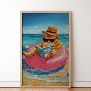 Blonde Katze im Urlaub liest Garfield Ölgemälde, Tier sitzt auf einem rosa Gummiring am Strand Poster, lustige Kitty Wanddekoration vorhanden
