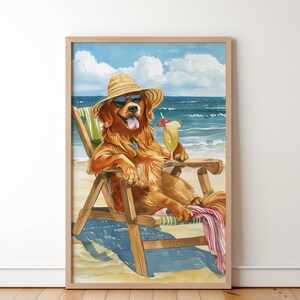 Golden Retriever mit Sonnenbrille und Strohhut, der auf einem Strandstuhl mit einem Cocktailgemälde, lustiges Tierplakat, nettes Haustier-Besitzer-Dekor hängt