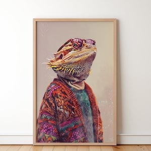 Puede incluir: Un dragón barbudo con gafas de sol y un suéter colorido. El dragón está mirando hacia arriba y tiene una expresión relajada. El fondo es de color marrón claro.