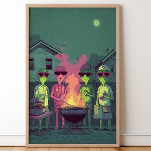 Puede incluir: Una impresión artística enmarcada representa a cuatro extraterrestres verdes con gafas de sol alrededor de una parrilla. Los extraterrestres están reunidos alrededor de un fuego, con una hamburguesa en una pequeña mesa. El fondo muestra casas y un cielo nocturno con una luna.