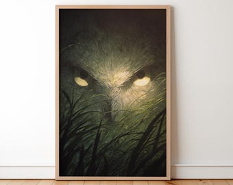 Könnte beinhalten: Gerahmter Kunstdruck mit einer Nahaufnahme des Gesichts eines Wesens mit leuchtend gelben Augen, das durch hohes grünes Gras blickt. Das Kunstwerk hat eine dunkle, mysteriöse Atmosphäre, wobei der Fokus auf dem intensiven Blick des Wesens liegt.
