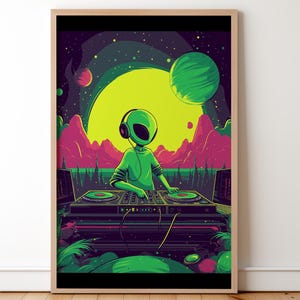 Op de afbeelding: Een ingelijste kunstprint met een groene alien-DJ in een levendige, kleurrijke ruimtescène. De alien draagt een koptelefoon en bedient een DJ-mixer. De achtergrond bevat planeten, bergen en een heldere gele zon.
