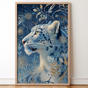Puede incluir: Una impresión artística enmarcada que presenta un leopardo de las nieves con un fondo floral azul y dorado. El leopardo de las nieves es blanco con manchas negras y ojos amarillos. La obra está en un marco de madera.