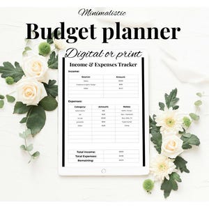 Op de afbeelding: Een digitale of geprinte budgetplanner op een tablet, met een inkomsten- en uitgaven tracker. De afbeelding is versierd met witte rozen, groene bladeren en kleine groene bloemaccenten. De tekst bovenaan luidt "Minimalistisch" en "Budgetplanner".