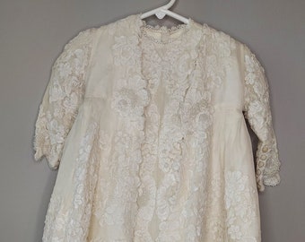 Abito da battesimo, cappotto e cuffia da bambino bianco sporco fatti a mano realizzati con abito da sposa in pizzo Alencon del 1970