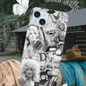 Könnte beinhalten: Eine Handyhülle mit einer schwarz-weißen Collage von Dolly Parton, Gitarren, Mikrofonen, Schallplatten und einer Discokugel. Der Text Good Golly und Miss Dolly ist aufgedruckt. Das Design enthält Illustrationen von Schmetterlingen.
