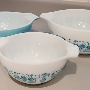1950&#39;s Amish Butterprint Pyrex Cinderella Nesting Mixing Bowl set