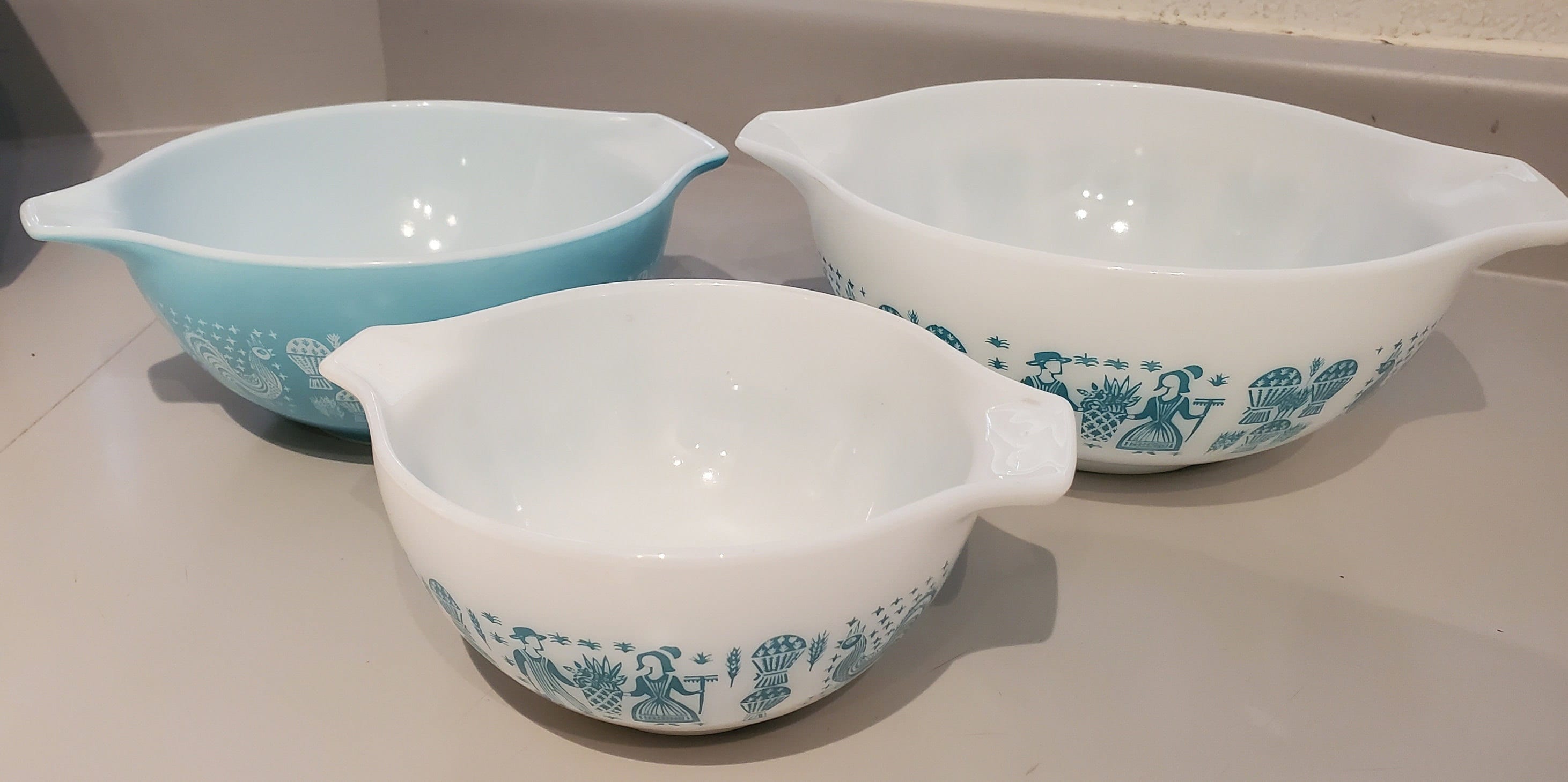 1950's Amish Butterprint Pyrex Cinderella Nesting Mixing Bowl Set