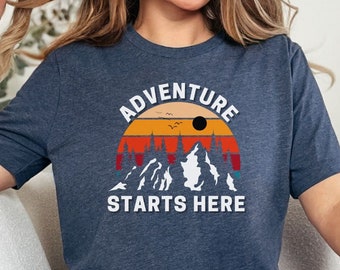 L'avventura inizia qui camicia, maglietta avventura, camicia al tramonto, camicia da campeggio, camicia da montagna, maglietta da escursionista, camicia da amante all'aperto, camicia da natura