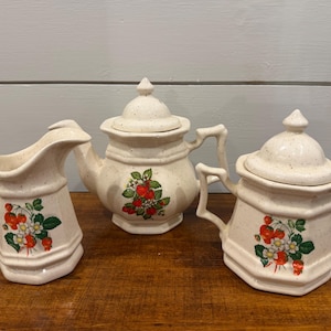 Vintage jordgubbsmönstrad tekanna, sockerskål och gräddkanna